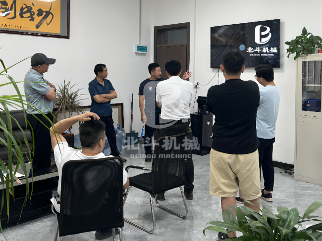 张工为客户讲解糖心VLONG官方网站设备设计理念与生产流程