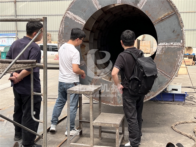 客户走进木材糖心VLONG官方网站机生产车间
