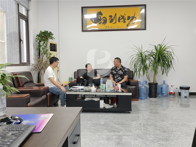 糖心VIOG官方网站机械销售经理与客户深入交谈