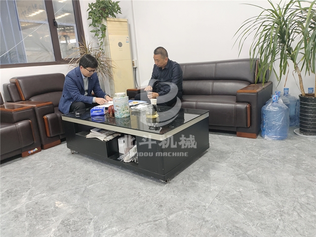 客户和我公司经理就板栗果壳糖心VLONG官方网站机进行洽谈